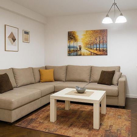 Tulips Central - Entire Apartment Tirana Bagian luar foto