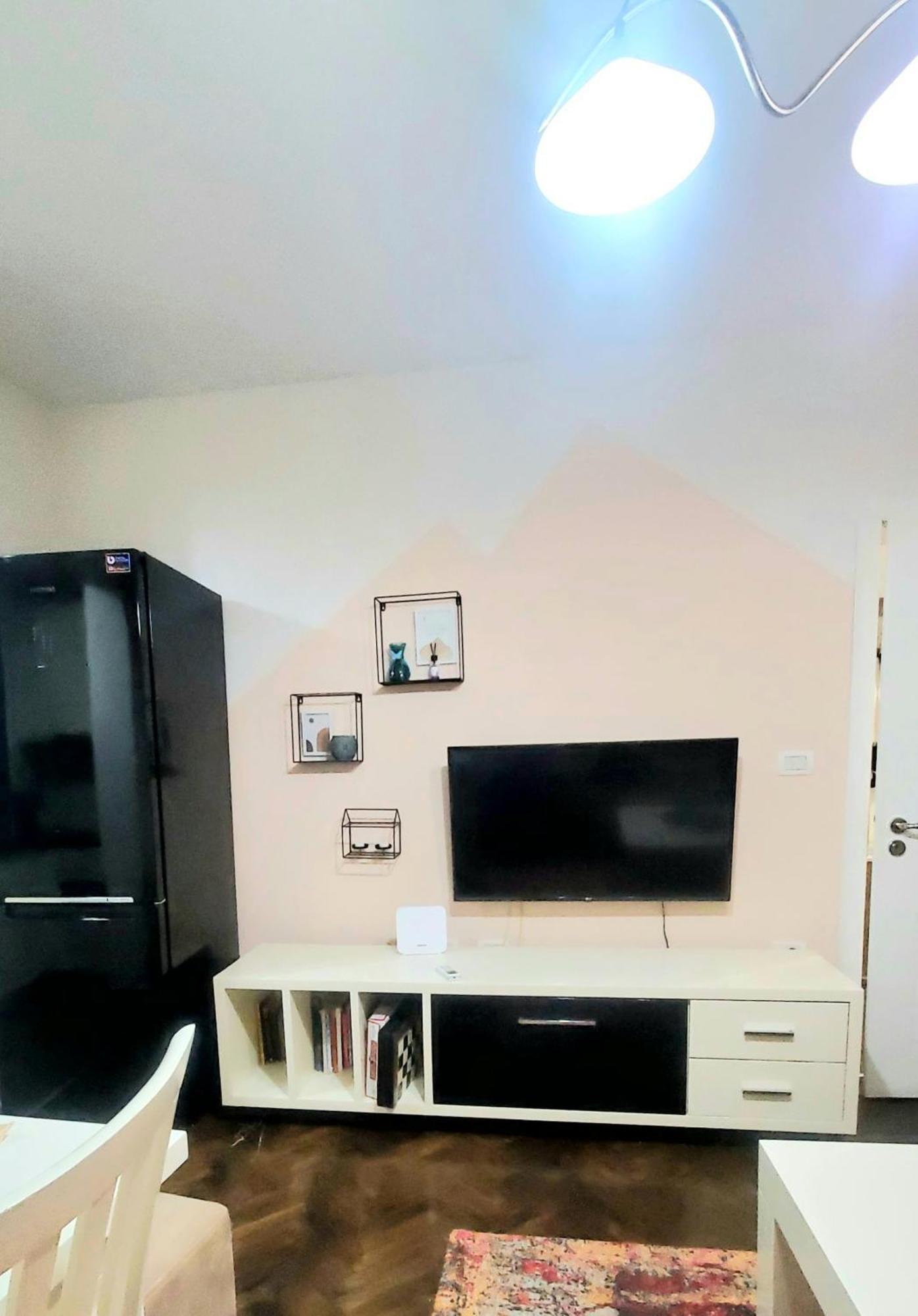 Tulips Central - Entire Apartment Tirana Bagian luar foto
